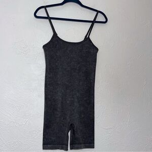 Indero  Sz M  Gray Ribbed Romper